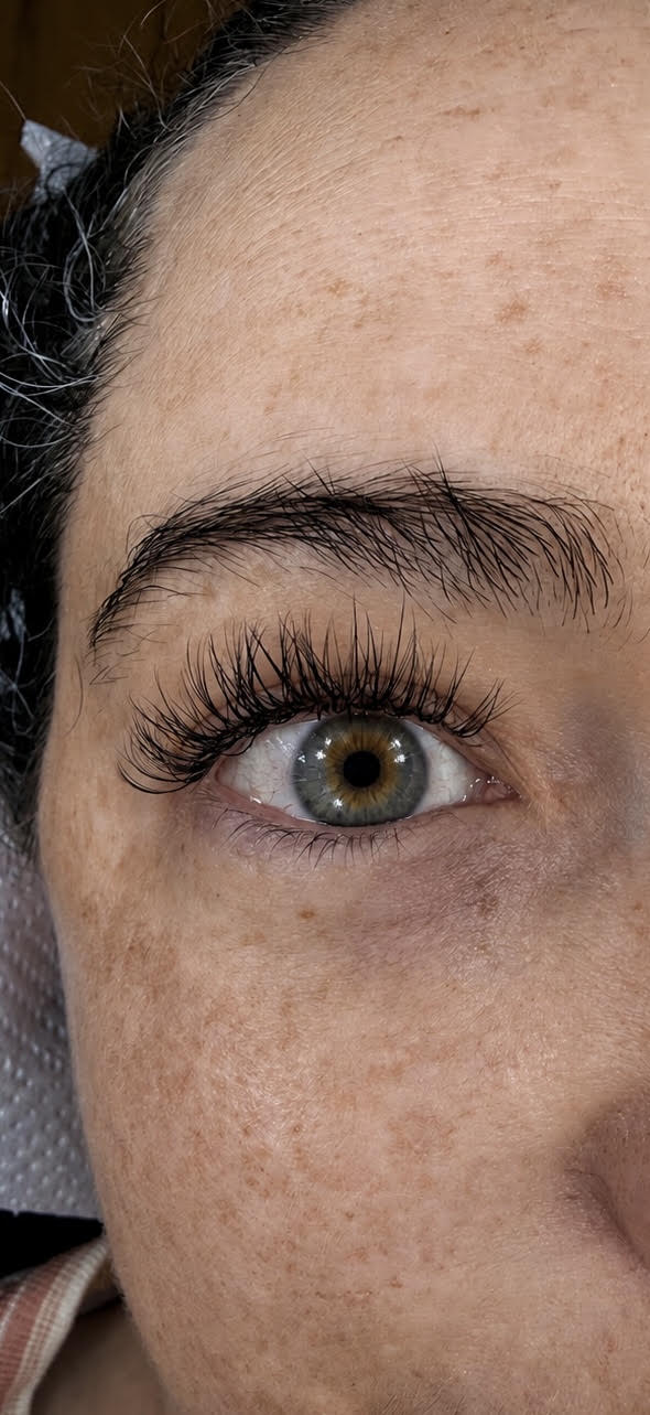 Hybrid lash extension set on a client in the studio